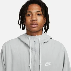 Men's Nike Club Futura Logo Full-Zip Woven Jacket Light Smoke Grey/White - FB7397 077 8 Men's Nike Club Futura Logo Full-Zip Woven Jacket Light Smoke Grey/White - FB7397 077 -Sports Fashion FB7397 077 M4